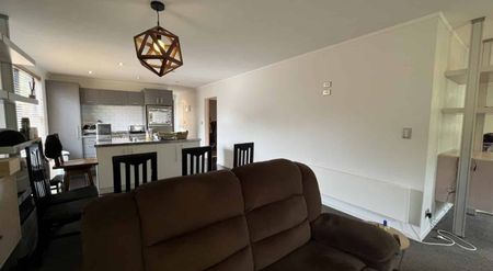 Executive Three-Bedroom Townhouse for Rent - Photo 2