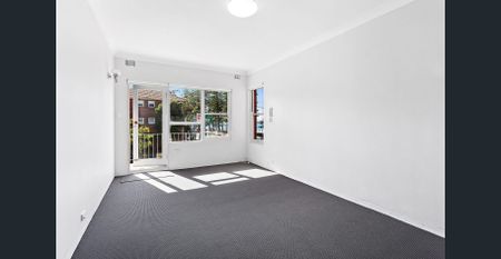 Beachfront Apartment in Prime Brighton-Le-Sands Location - Photo 2