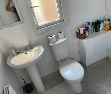 1 bedroom in a house share to rent - Photo 6