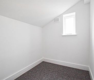 2 bedroom Flat To Let - Photo 3