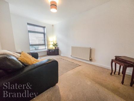 1 bedroom in a house share to rent - Photo 2