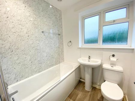3 bedroom semi-detached house to rent - Photo 2