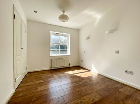 2 bedroom flat to rent Batts Hill, Redhill - Photo 2