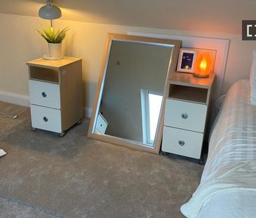 Stylish room in 5-bedroom apartment in Sandyford, Dublin - Photo 6