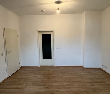Gepflegte 3 Zimmer Dachgeschosswohnung in Bochum-Hamme. Neuer Lamin... - Photo 1