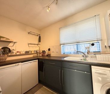 Lloyd Close, Cheltenham, GL51 - Photo 3