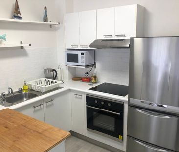 Beautifully renovated fully furnished one bedroom apartment in quie... - Photo 2