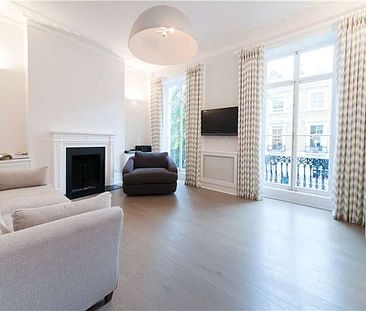 This four bedroom townhouse is tucked away on a quiet street moments from the amenities of the Kings Road. - Photo 6