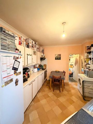 3 bedroom flat to rent - Photo 4