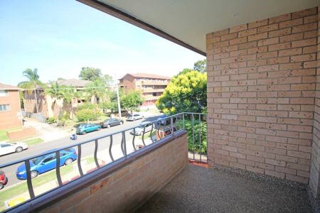 SPACIOUS 2 BEDROOM APARTMENT WITH TANDEM GARAGE - Photo 3