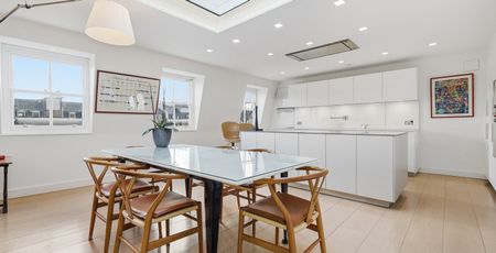 A wonderful and recently refurbished three bedroom apartment positioned on the top floor (with direct lift access) on one of the most sought after garden squares in W2. - Photo 4