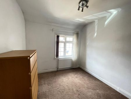 3 bed Semi-detached in West street , Carshalton, SM5 2NR - Photo 5