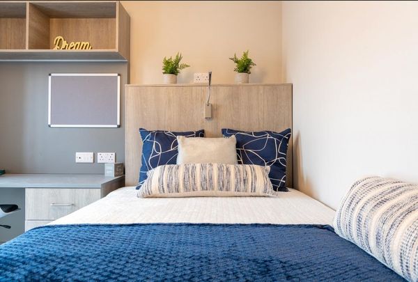 8 bedroom flat share to rent - Photo 1