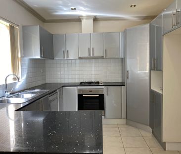 Spacious Duplex With Ducted Air Conditioning Throughout - Photo 4