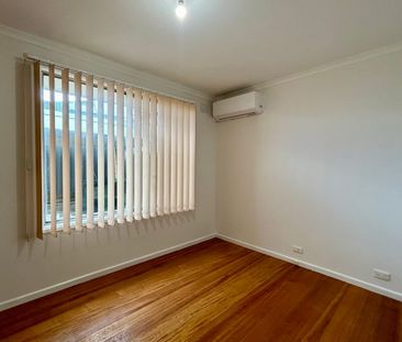 Renovated 3 bedroom Home in the Heat of Gladstone Park - Photo 2