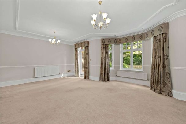 A modern 5 bedroom family home built by Berkeley Homes, set in a gated private development close to Reeds School. Spacious and well proportioned accommodation. - Photo 1
