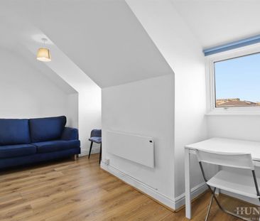 2 bedroom Flat To Let - Photo 1