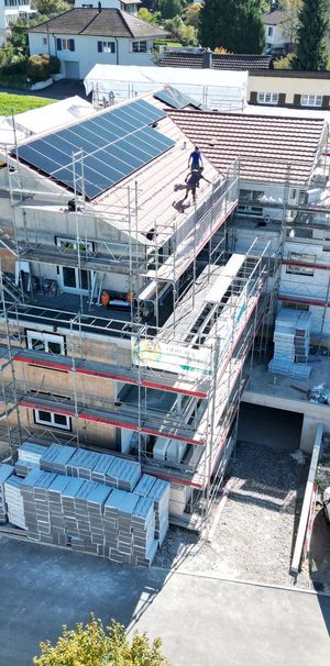 "Erstvermietung grosszügige 3.5-Zimmer-Wohnung an bevorzugter Hanglage" - Photo 1
