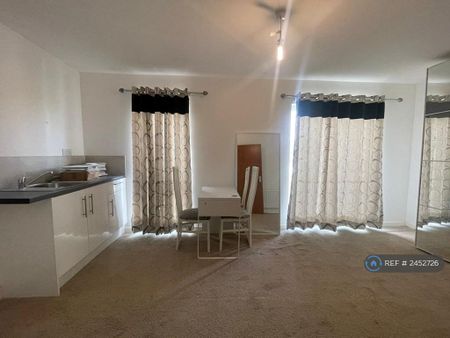 1 bedroom in a house share to rent - Photo 3