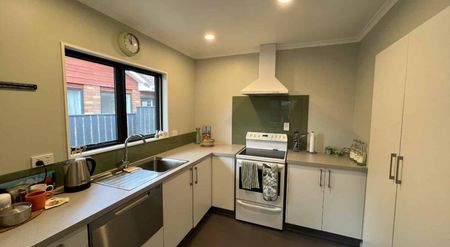 Modern and low maintenance cutie - Photo 2