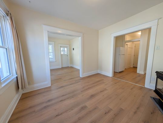 Newly Renovated 2-Bedroom Unit with Sun Room in Welland! - Photo 1
