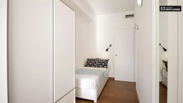 Room in a shared 7-bedroom apartment for rent in Pedralbes. - Foto 1