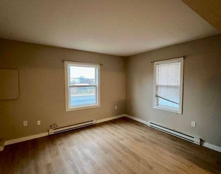 Beautiful 2 Level, 2 Bedroom Semi-Detached on Windmill Road! - Photo 3
