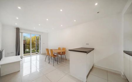 Contemporary Two-Bedroom Apartment with Balcony and Secure Parking - Photo 4