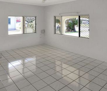Spacious 6-Bedroom Family Home in Prime Location - Photo 1