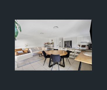 Modern 3-Bedroom Unit with Spacious Yard - Photo 2