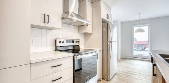 3 1/2 ou 4 1/2 avec Électroménagers et wifi inclus - Stationnement couvert. 1er juillet ! - Photo 2