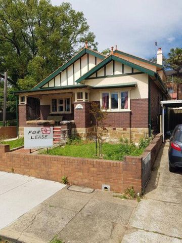 Modern Ashfield Family Home: Renovated Kitchen, Side Access & 15-Minute Stroll to Station - Photo 2