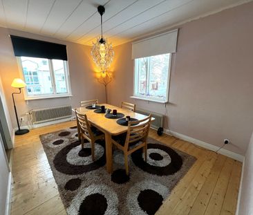 Central trea en trappa upp - Foto 4