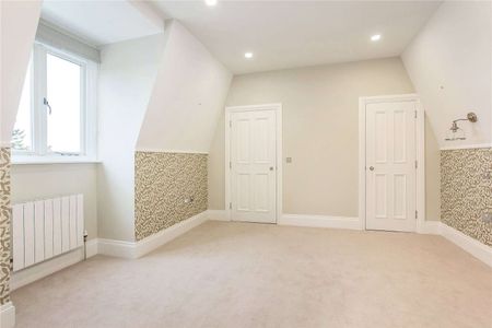 Luxury three bedroom mews house located in the heart of St Albans City centre - Photo 3