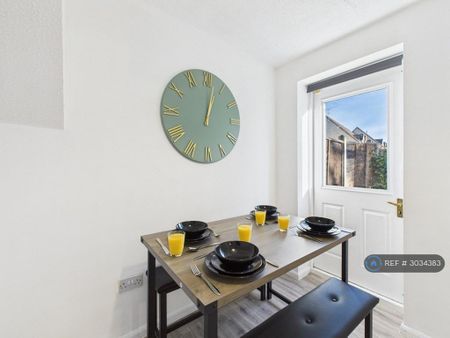 3 bedroom semi-detached house to rent - Photo 5