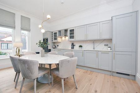 Queen's Gate - Photo 4