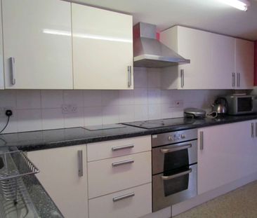 Sociable 6 bed flat in West Didsbury - Photo 4