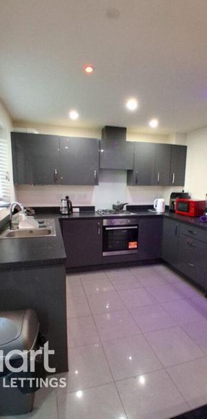 1 bedroom in a house share to rent - Photo 1