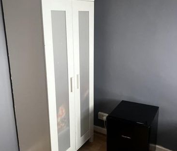 Room in a Shared Flat, Strathan Close, SW18 - Photo 1