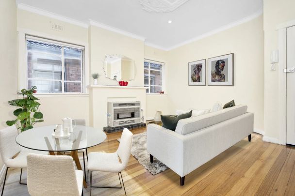 Two-bedroom Art Deco Apartment in Prime Location! - Photo 1