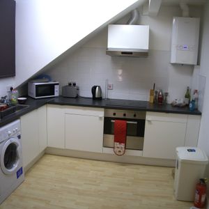Flat 5, 16 Kelso Road, LS2 9PR, Leeds - Photo 3