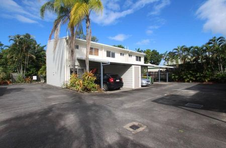Quaint townhouse close to beachfront - Photo 2