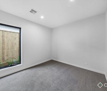 COSMOPOLITAN LIVING - Photo 2