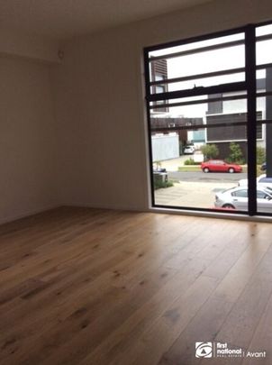 Stylish and Convenient double storey townhouse! - Photo 1