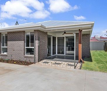 Double Garage and Separate Laundry - Photo 4