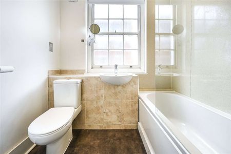 Excellent size 1 bedroom apartment in a central location, close to Oxford Street and Tottenham Court Road - Photo 3