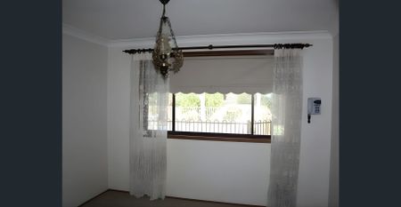 Spacious Family 4 Bedroom Home with Pool & Prime Location - Photo 4