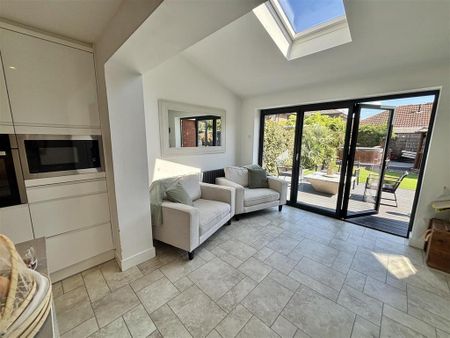 5 bedroom detached house to rent - Photo 2