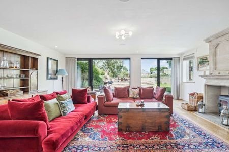 Wonderful five bedroom riverside home with private mooring and fabulous river views - Photo 4