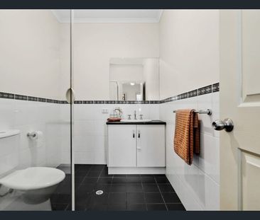 A modern home in convenient location - Photo 6